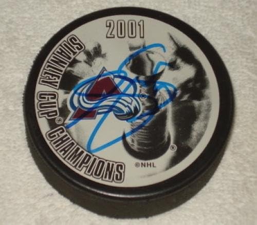 Джо Sakic Colorado Avalanche Autographed 2001 Stanley CupPuck - Автографированные шайби НХЛ