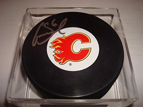 Кори Сарич подписа хокей шайба Calgary Flames с автограф b - Autographed NHL Pucks